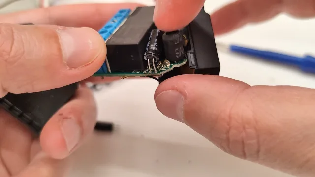 Posizione del condensatore da sostituire su uno Shelly 2.5