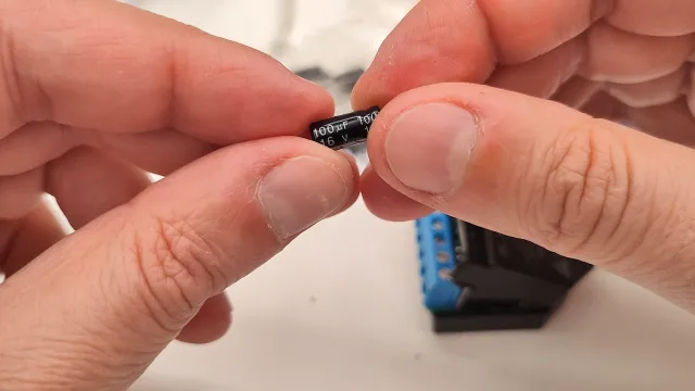 Condensatore difettoso rimosso da uno Shelly 2.5