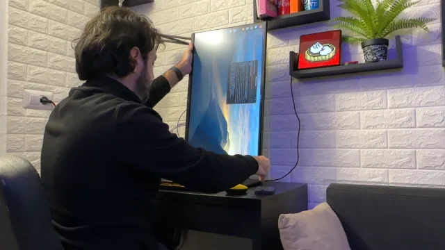 KTC H27T22 posizione verticale