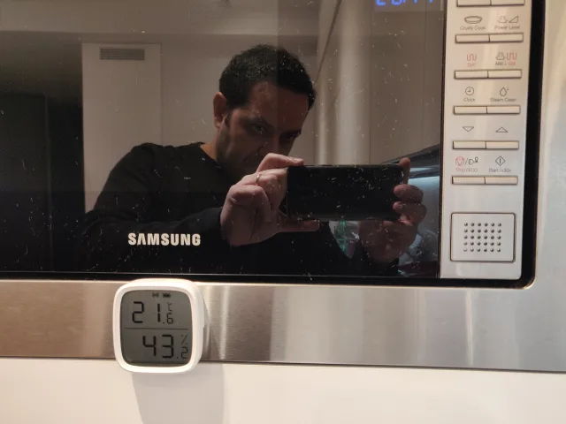 Sonoff SNZB-02D attaccato magneticamente