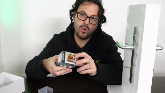 SwitchBot Smart Lock dettaglio vano batterie