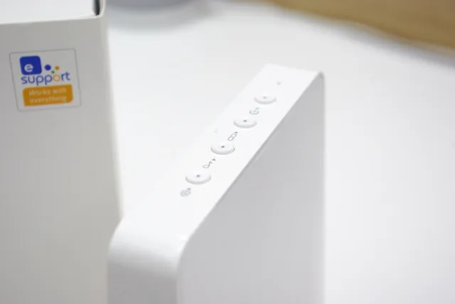 Sonoff iHost pulsanti sul dorso dettaglio