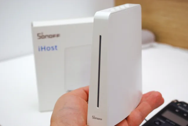Sonoff iHost su mano