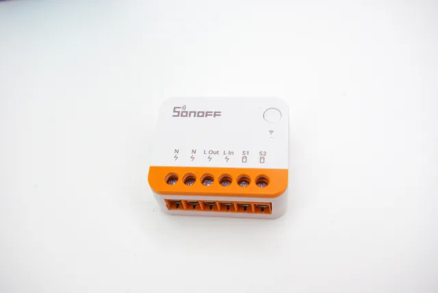 Sonoff mini R4 Extreme vista dall'altro e dettaglio morsettiera