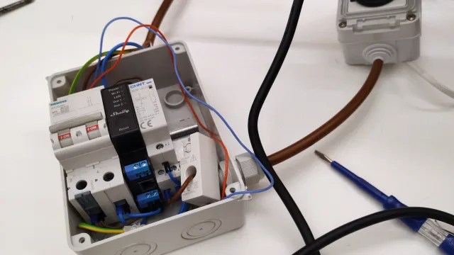 Bituotechnik SPM01 esempio di installazione in un piccolo quadro elettrico