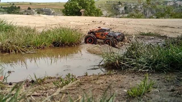 Loolinn RAVAGE M15 fiondato un una pozzanghera di fango