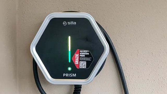 Prism Solar in ricarica, dettaglio LED di ricarica