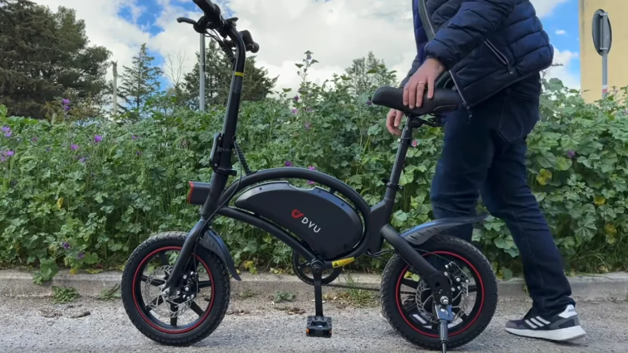 DYU D3F Bicicletta Elettrica: il Divertimento nel Tuo Viaggio Quotidiano