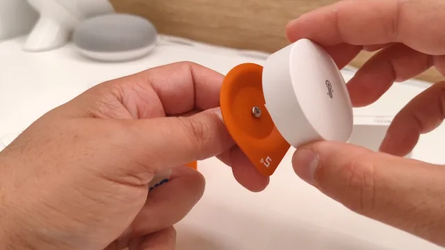 Sonoff SNZB-02P supporto metallico in dotazione