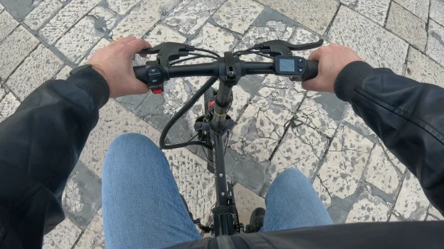 DYU A5 una e-bike che diventa piccolissima