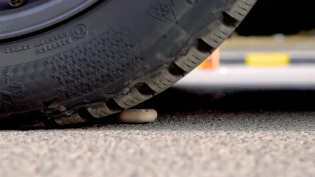 Shelly BLU Button Tough 1 calpestato da un'automobile